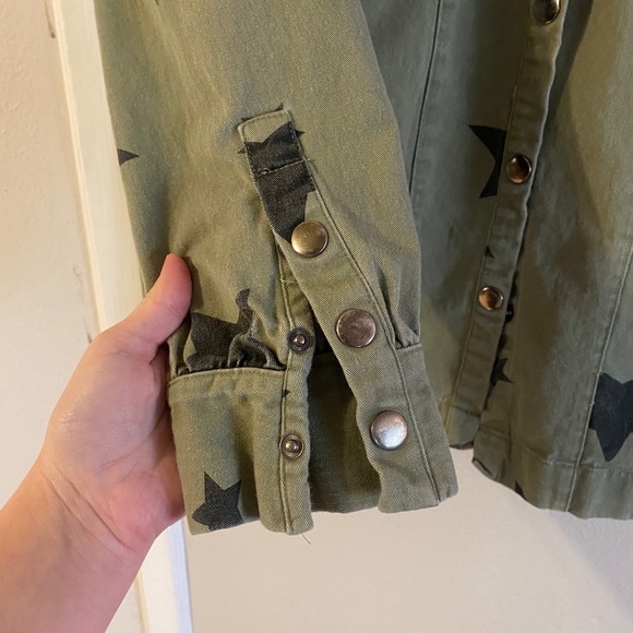 Star print button up shirt jacket - Picture 4 of 5